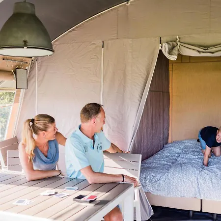 Tente de luxe Tent In Near Forest